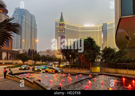 Macao, China - 8. März 2016: Macau Casino und Hotel, Luxus-Resort in Macao, China, in der Dämmerung. Menschen auf dem Hintergrund Stockfoto