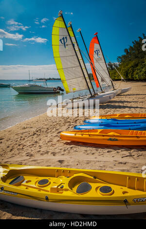 Vertikale Schuss von bunten Kajaks und Segelboote am Strandresort, Mauritius Stockfoto