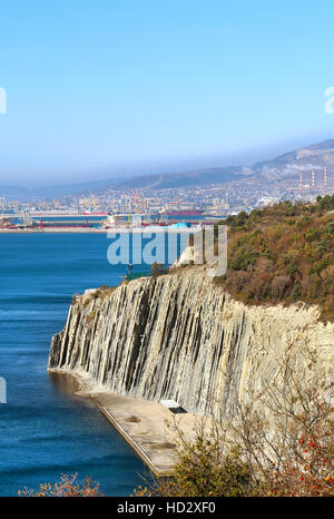Wunderschöne Landschaft des Schwarzen Meeres mit Blick auf die Stadt in Russland, Noworossijsk Stockfoto