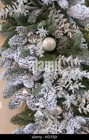 Outdoor-Dekorationen fo Weihnachtszeit. Sprühen Sie auf Schnee Stockfoto