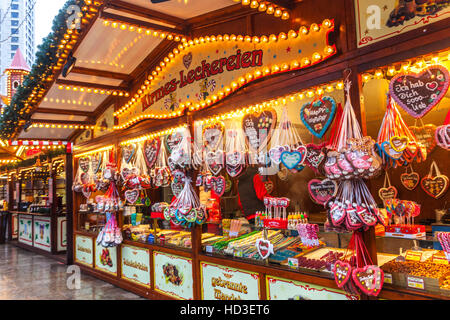 Weihnachtliche Stimmung und Verkaufsstände am Kurfürstendamm, Breitscheidplatz, Berlin, Deutschland Stockfoto