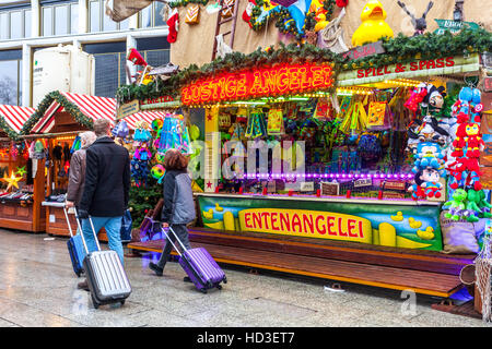 Weihnachtliche Stimmung und Verkaufsstände am Kurfürstendamm, Breitscheidplatz, Berlin, Deutschland Stockfoto