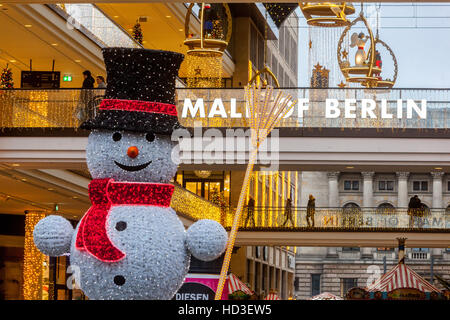 Berlin Shopping, weihnachtliche Atmosphäre am Mall von Berlin, Leipziger Platz, Berlin, Deutschland Stockfoto