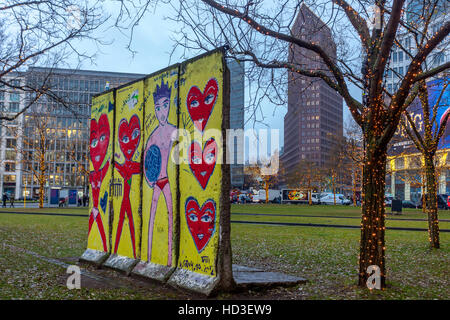 Remains Berliner Graffiti Wall, Leipziger Platz, Berlin, Deutschland Stockfoto