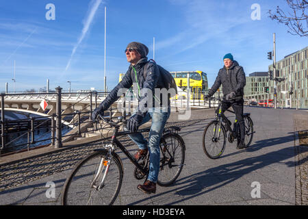 Menschen fahren Fahrrad, Touristen auf dem Fahrrad in der Nähe der Kronprinzbrücke, Berlin Radfahren Deutschland Radtourismus City Radweg Radfahren entlang des Spreekanals Stockfoto