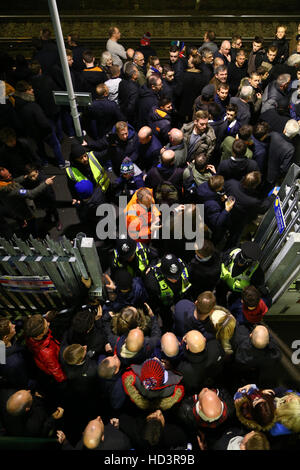 Polizisten zurückhalten, dass Fußballfans, die warten, versuchen, geben Falmer Bahnhof für einen südlichen Zug nach Brighton und Hove Albion V Leeds United Sky Bet Championship match bei AMEX Stadion, Brighton. Stockfoto