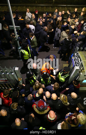 Polizisten zurückhalten, dass Fußballfans, die warten, versuchen, geben Falmer Bahnhof für einen südlichen Zug nach Brighton und Hove Albion V Leeds United Sky Bet Championship match bei AMEX Stadion, Brighton. Stockfoto