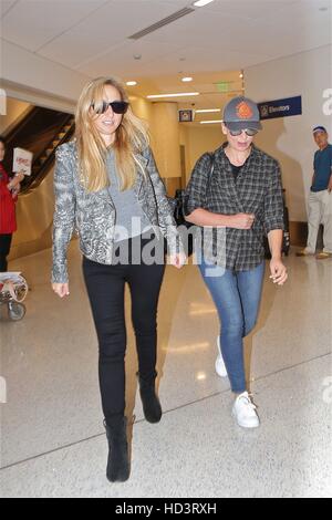 Sarah Michelle Geller am Los Angeles International Airport (LAX) mit: Sarah Michelle Geller wo: San Diego, Kalifornien, Vereinigte Staaten, wann: 01 September 2016 Stockfoto