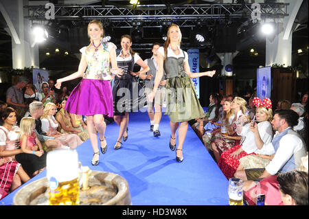 Angermaier Tracht Nacht am Hofbrauhaus Berlin.  Mitwirkende: Modelle wo: Berlin, Deutschland bei: 01 September 2016 Stockfoto