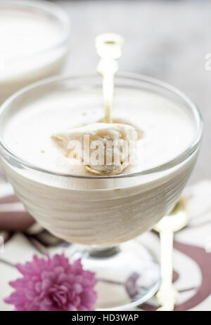 Weiße luftige Mousse Apfel Sambuk in Batch-Form. Stockfoto