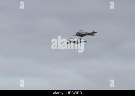 Gloster Meteor T.7 WA591 Jet und Mikojan-Gurewitsch MIG-15 mit einem grauen Wolke Himmelshintergrund auf der Southport airshow Stockfoto