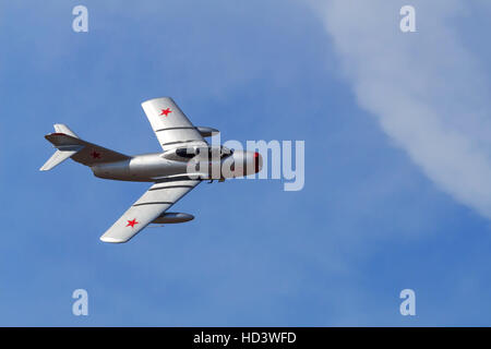 Mikojan-Gurewitsch MIG-15 Kampfjet aus der Ära des Kalten Krieges erklingt in Southport airshow Stockfoto