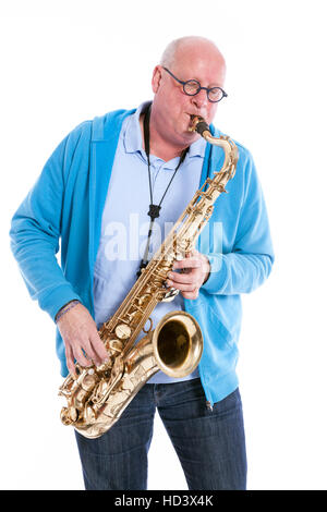 Mann mittlerer Alter in blau spielt das Tenorsaxophon gegen weiße Studio-Hintergrund Stockfoto