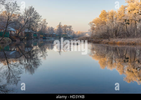 Schönen guten Morgen an einem Fluss Worskla im späten Herbst, Sumskaja Oblast, Ukraine Stockfoto