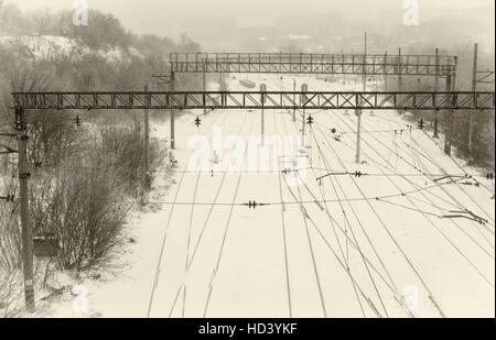 Winterlandschaft mit leeren Eisenbahn-Infrastruktur in der Ukraine Stockfoto