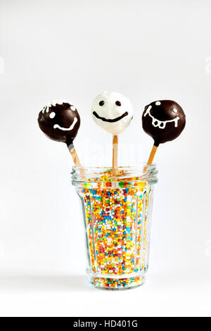 drei Kuchen Pops mit bemalten Lächeln isoliert. Stockfoto
