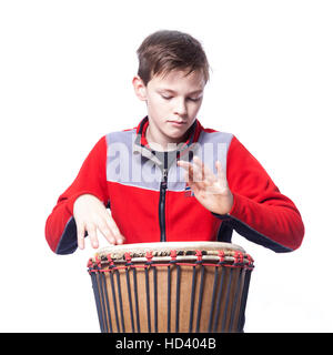 Kaukasische Teenager spielt die Djembe im Studio mit weißem Hintergrund Stockfoto