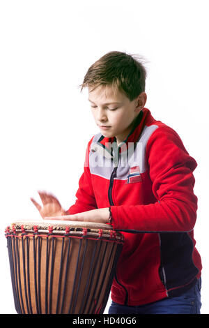 Kaukasische Teenager spielt die Djembe im Studio mit weißem Hintergrund Stockfoto