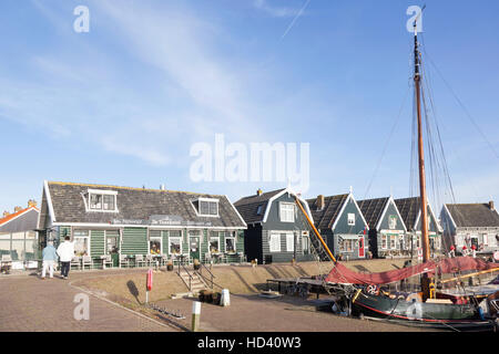 altes Segelschiff und Touristen im Hafen des niederländischen Dorf Marken und alte Holzhäuser Stockfoto