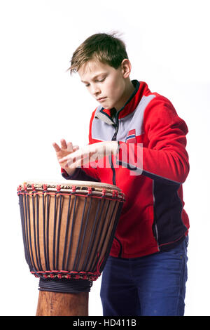 Kaukasische Teenager spielt die Djembe im Studio mit weißem Hintergrund Stockfoto