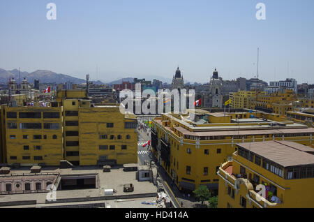 Blick auf die Dächer der Innenstadt und Kathedrale auf der wichtigsten Platz Plaza de Armas im historischen Teil der Stadt Lima, von Convento de Santo Domingo. Lima Stockfoto