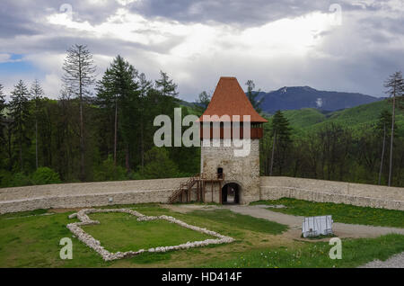 Turm der mittelalterlichen Festung in Rosenau mit Bergen im Hintergrund, Siebenbürgen, Kronstadt, Rumänien Stockfoto