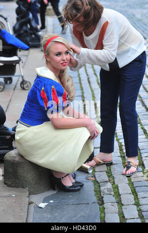 Die Besetzung von Liverpool Empire Christmas Panto, Schneewittchen und die sieben Zwerge, Jorgie Porter, Leanne Campbell, Liam Mellor und Stephen Fletcher versammelten sich auf den Stufen des St Georges Hall, Liverpool für einen Fototermin, diesjährigen Panto zu fördern.  Mitwirkende: Stockfoto