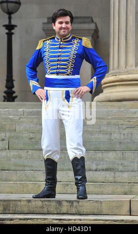 Die Besetzung von Liverpool Empire Christmas Panto, Schneewittchen und die sieben Zwerge, Jorgie Porter, Leanne Campbell, Liam Mellor und Stephen Fletcher versammelten sich auf den Stufen des St Georges Hall, Liverpool für einen Fototermin, diesjährigen Panto zu fördern.  Mitwirkende: Stockfoto