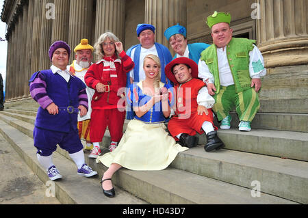 Die Besetzung von Liverpool Empire Christmas Panto, Schneewittchen und die sieben Zwerge, Jorgie Porter, Leanne Campbell, Liam Mellor und Stephen Fletcher versammelten sich auf den Stufen des St Georges Hall, Liverpool für einen Fototermin, diesjährigen Panto zu fördern.  Mitwirkende: Stockfoto