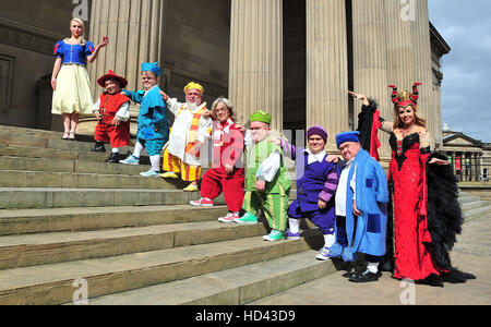 Die Besetzung von Liverpool Empire Christmas Panto, Schneewittchen und die sieben Zwerge, Jorgie Porter, Leanne Campbell, Liam Mellor und Stephen Fletcher versammelten sich auf den Stufen des St Georges Hall, Liverpool für einen Fototermin, diesjährigen Panto zu fördern.  Mitwirkende: Stockfoto