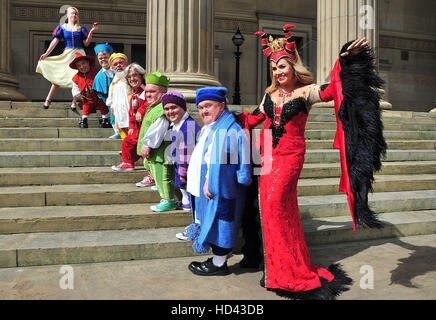 Die Besetzung von Liverpool Empire Christmas Panto, Schneewittchen und die sieben Zwerge, Jorgie Porter, Leanne Campbell, Liam Mellor und Stephen Fletcher versammelten sich auf den Stufen des St Georges Hall, Liverpool für einen Fototermin, diesjährigen Panto zu fördern.  Mitwirkende: Stockfoto