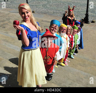 Die Besetzung von Liverpool Empire Christmas Panto, Schneewittchen und die sieben Zwerge, Jorgie Porter, Leanne Campbell, Liam Mellor und Stephen Fletcher versammelten sich auf den Stufen des St Georges Hall, Liverpool für einen Fototermin, diesjährigen Panto zu fördern.  Mitwirkende: Stockfoto