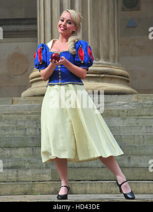 Die Besetzung von Liverpool Empire Christmas Panto, Schneewittchen und die sieben Zwerge, Jorgie Porter, Leanne Campbell, Liam Mellor und Stephen Fletcher versammelten sich auf den Stufen des St Georges Hall, Liverpool für einen Fototermin, diesjährigen Panto zu fördern.  Mitwirkende: Stockfoto