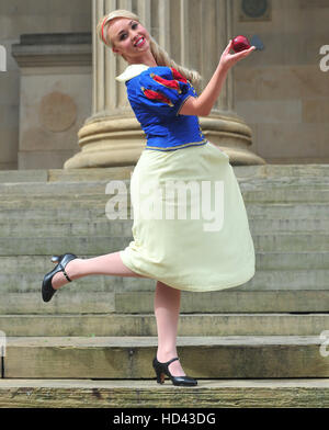 Die Besetzung von Liverpool Empire Christmas Panto, Schneewittchen und die sieben Zwerge, Jorgie Porter, Leanne Campbell, Liam Mellor und Stephen Fletcher versammelten sich auf den Stufen des St Georges Hall, Liverpool für einen Fototermin, diesjährigen Panto zu fördern.  Mitwirkende: Stockfoto