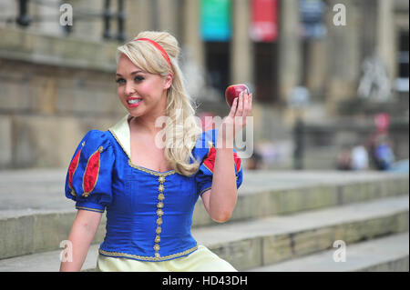 Die Besetzung von Liverpool Empire Christmas Panto, Schneewittchen und die sieben Zwerge, Jorgie Porter, Leanne Campbell, Liam Mellor und Stephen Fletcher versammelten sich auf den Stufen des St Georges Hall, Liverpool für einen Fototermin, diesjährigen Panto zu fördern.  Mitwirkende: Stockfoto