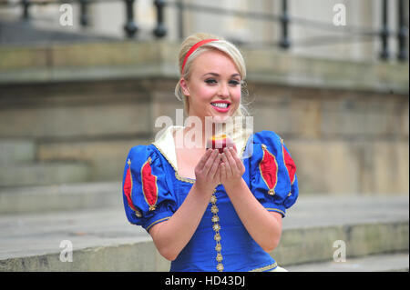 Die Besetzung von Liverpool Empire Christmas Panto, Schneewittchen und die sieben Zwerge, Jorgie Porter, Leanne Campbell, Liam Mellor und Stephen Fletcher versammelten sich auf den Stufen des St Georges Hall, Liverpool für einen Fototermin, diesjährigen Panto zu fördern.  Mitwirkende: Stockfoto