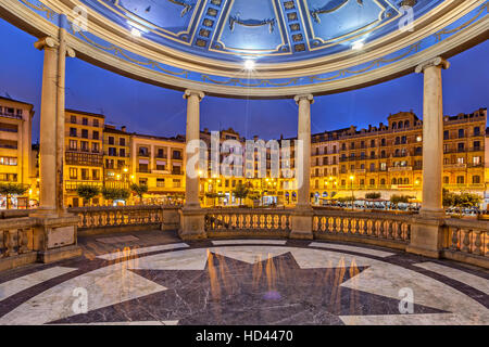 Blick vom Musikpavillon auf dem Plaza del Castillo Platz in den Abend, Pamplona, Navarra, Spanien Stockfoto