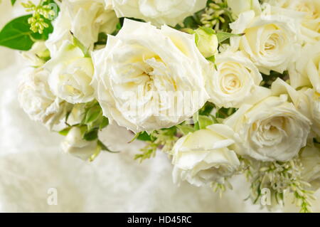 Bouquet von weißen Rosen auf ein weißes Tuch angeordnet Stockfoto