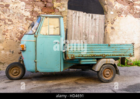 Motocarro alten dreirädrigen hellblau Stockfoto