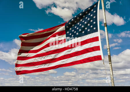 Flagge der Vereinigten Staaten von Amerika in Boston, USA. Es ist eines der wichtigsten Symbole des Landes. Es besteht aus dreizehn Querstreifen und fift Stockfoto