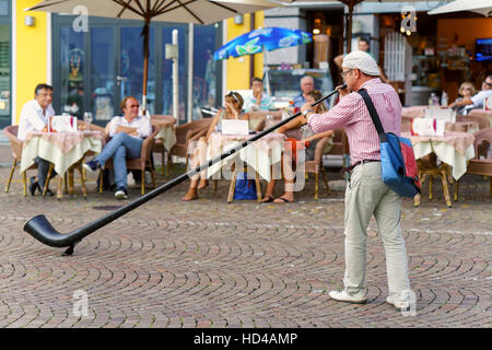 Ascona, Schweiz - 23. August 2016: Alphorn-Spieler unterhalten Menschen im Restaurant von Ascona am Lago Maggiore, Kanton Tessin, Schweiz. Stockfoto