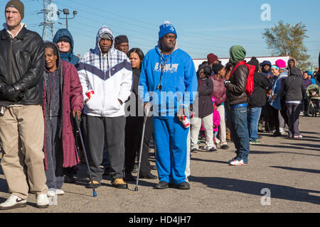 River Rouge, Michigan - warten Hunderte von Menschen in der Schlange für die Verteilung von kostenlosen Puten und Nahrungsmittelrationen in einem armen Vorort von Detroit. Stockfoto