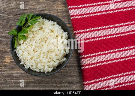 Schüssel mit Reis auf dem Tisch in natürlichem Licht Stockfoto