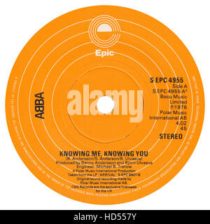 45 RPM 7' UK-Plattenlabel von Knowing Me, Knowing You von ABBA auf dem Epic-Label von 1976 Stockfoto