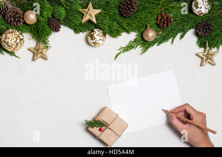 Handschrift Buchstabenkarten auf Weihnachten Hintergrund mit Kopie Raumkomposition Stockfoto