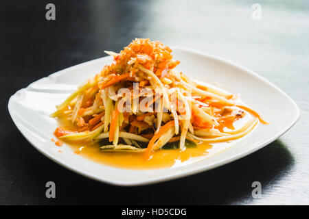 Mango-Salat mit getrockneten Shrimps Stockfoto