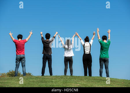 Gruppe der asiatischen fröhlich Student hob die Hände im Park auf dem Campus an der Universität. Student der Universität. Stockfoto