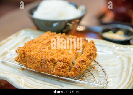 Gebratene Schweineschnitzel servieren mit Reis in Schale im japanischen restaurant Stockfoto