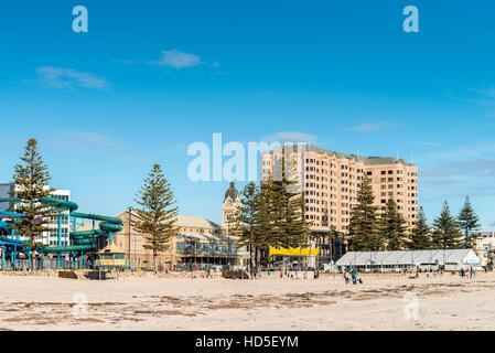 Glenelg Beach View mit Menschen an einem sonnigen Tag Stockfoto