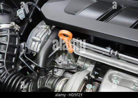 Nahaufnahme Motor Öldeckel im Maschinenraum bei modernen Autos. Innenraum des Autos. Stockfoto